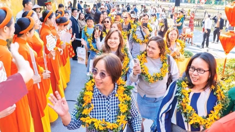 Город Дананг приветствует первую в 2026 году группу иностранных туристов, посетивших древний город Хойан.