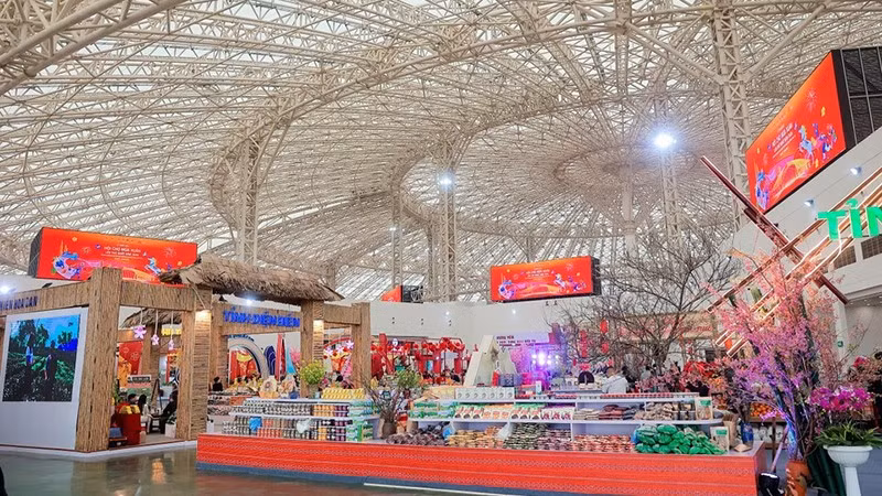 Национальная весенняя ярмарка 2026 проходит с 2 по 8 февраля в районе Донгань (Ханой) с участием свыше 3 000 павильонов. Это ключевое мероприятие по продвижению торговли, направленное на стимулирование потребительского спроса, продвижение вьетнамских брендов и развитие международных торговых связей через тематические зоны сельскохозяйственной продукции, текстиля и уникального культурного наследия. Фото: Вьетнам+