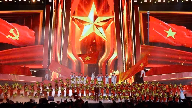 В программе приняли участие сотни профессиональных артистов и самодеятельных исполнителей.
