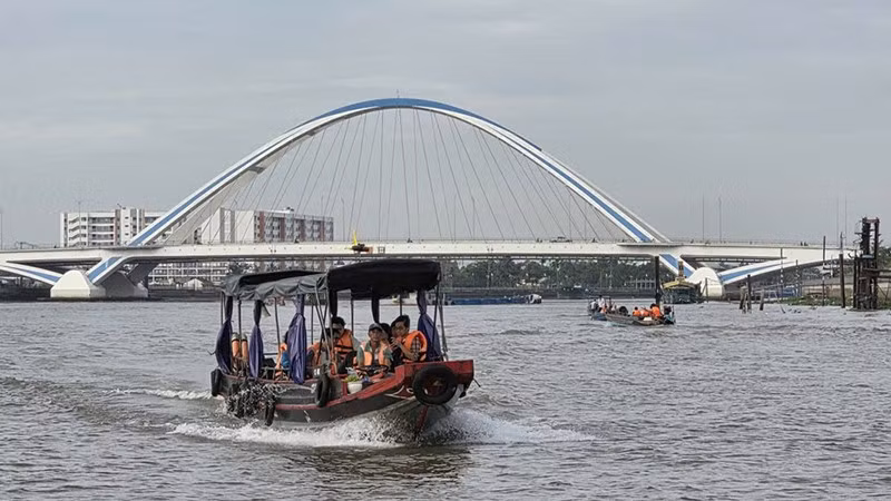 Туристы на плавучем рынке Кайранг в городе Кантхо. Фото: Хай Нам