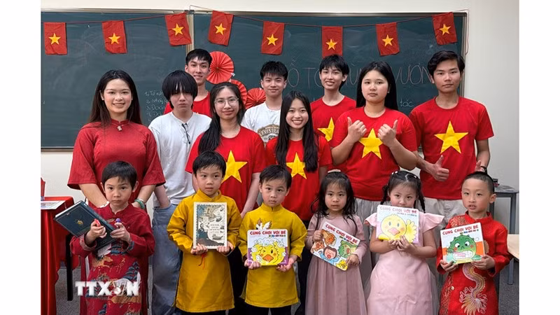 Группа «Viet Youth», входящая в состав Канадско-вьетнамского совета по культуре и образованию (CVCEC), проводит урок вьетнамского языка для детей вьетнамского происхождения в Торонто, Канада. Фото: ВИА