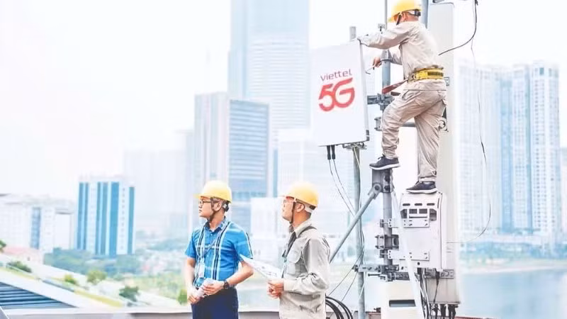 Инженеры Viettel устанавливают базовую станцию 5G.