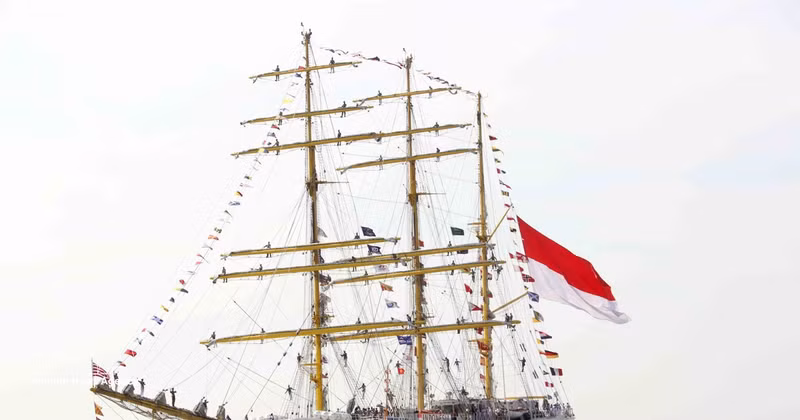 Парусное судно KRI Bima Suci Военно-морских сил Индонезии буксируется в порт Сайгон — Хиепфыок. Фото: ВИА