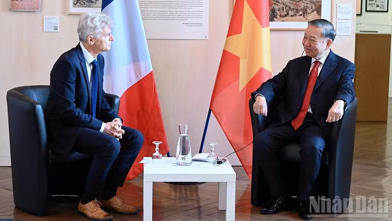 Генеральный секретарь ЦК КПВ, Президент Вьетнама То Лам (справа) и Национальный секретарь ФКП Фабьен Руссель. Фото: Чунг Хынг 