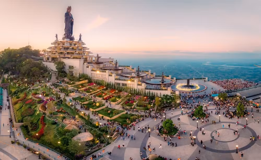 Sun World Ba Den Mountain, сияющий на фоне облаков и неба Тэйниня, — «Крыша Южного Вьетнама».