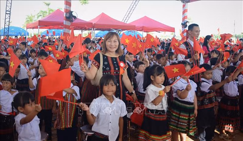 vna-potal-pho-thu-tuong-pham-thi-thanh-tra-du-khai-giang-tai-xa-a-luoi-3-thanh-pho-hue-stand.jpg