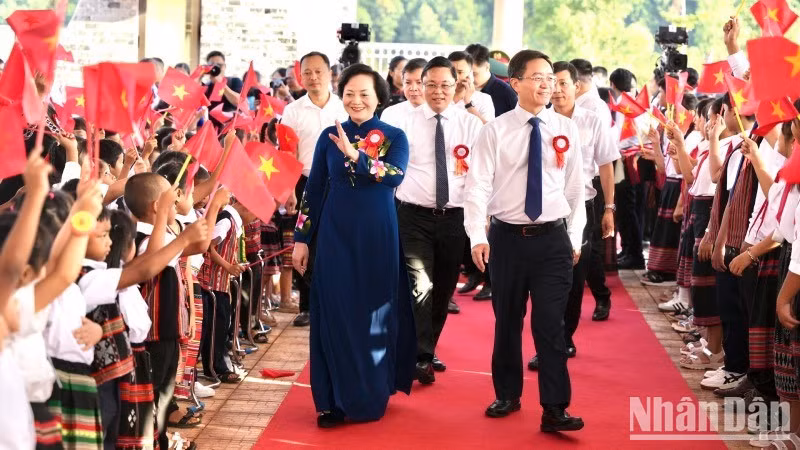 Вице-премьер Фам Тхи Тхань Ча присутствует на церемонии открытия нового учебного года и открытия начальной-неполной средней школы-интерната Алыой 3 в городе Хюэ. Фото: Н. Хиеу