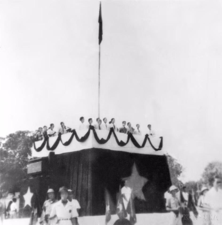 2 сентября 1945 года на площади Бадинь в Ханое Президент Хо Ши Мин зачитал «Декларацию независимости», провозгласив создание Демократической Республики Вьетнам – первого в Юго-Восточной Азии народно-демократического государства. Фото: ВИА