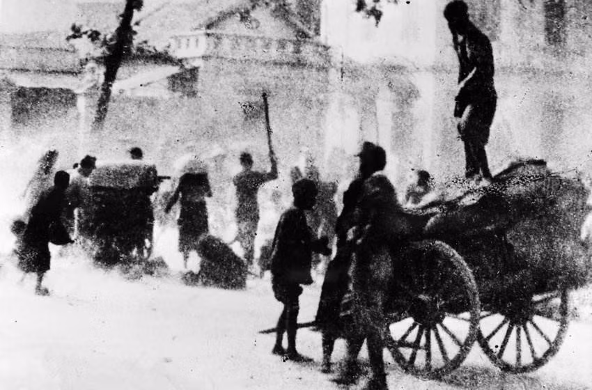9 марта 1945 года Япония совершила переворот против Франции, монополизировав Индокитай. Постоянный комитет ЦК КПВ издал директиву «Японцы и французы стреляют друг в друга, и наши действия». В соответствии с директивой во многих местах развернулся революционный подъем; была создана освобожденная зона Вьетбак, включавшая шесть провинций, которая призвала соотечественников мужественно идти вперед под знаменем Вьетминя и «освободить себя собственными силами». На фото: жители многих районов поднимают и захватывают японские зернохранилища, чтобы спасти людей от голода. Фото: ВИА