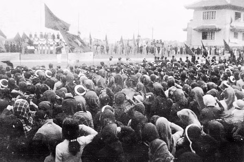 В январе 1946 года Правительство приняло решение провести всеобщие выборы для избрания Национального собрания, разработки Конституции и формирования официального Правительства. На фото: 12 января 1946 года десятки тысяч жителей столицы cобираются на митинг в Центральном учебном заведении, ныне Ханойский политехнический университет, чтобы приветствовать Президента Хо Ши Мина и депутатов, избранных в Национальное собрание I созыва. Архивное фото: ВИА