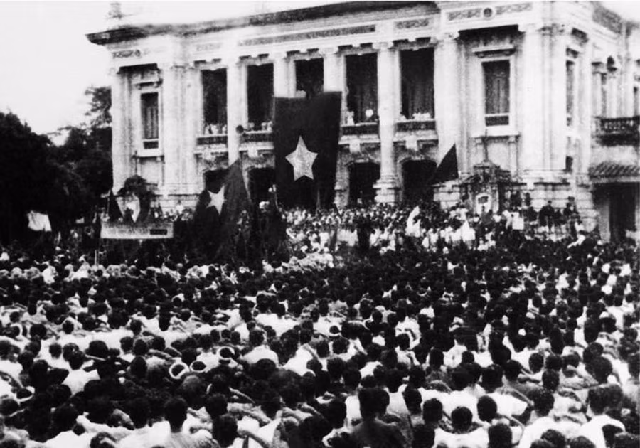 19 августа 1945 года сотни тысяч жителей Ханоя и близлежащих провинций по разным дорогам направились к площади перед Ханойским оперным театром, чтобы принять участие в невиданном ранее митинге революционных масс в поддержку всеобщего восстания с целью захвата власти. Архивное фото: ВИА