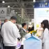 Представители предприятий знакомятся с продукцией TH на выставке. (Фото: Тхань Тхэ)