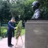Премьер-министр Ле Минь Хынг возлагает благовония к памятнику Президенту Хо Ши Мину в Нью-Дели. (Фото: Зыонг Зянг/ВИА)