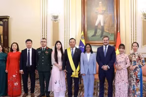 Исполняющая обязанности президента Венесуэлы Дельси Родригес фотографируется на память с Послом Ву Чунг Ми и сотрудниками Посольства. Фото: Посольство Вьетнама в Венесуэле
