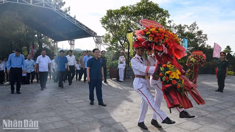 Председатель НС Выонг Динь Хюэ и центральная рабочая делегация возлагают цветы на кладбище павших бойцов г. Хюэ. Фото: Зюи Линь