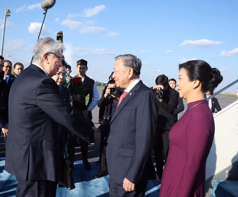 Президент Касым-Жомарт Токаев приветствует Генерального секретаря ЦК КПВ То Лама. Фото: ВИА Президент Касым-Жомарт Токаев приветствует Генерального секретаря ЦК КПВ То Лама. Фото: ВИА