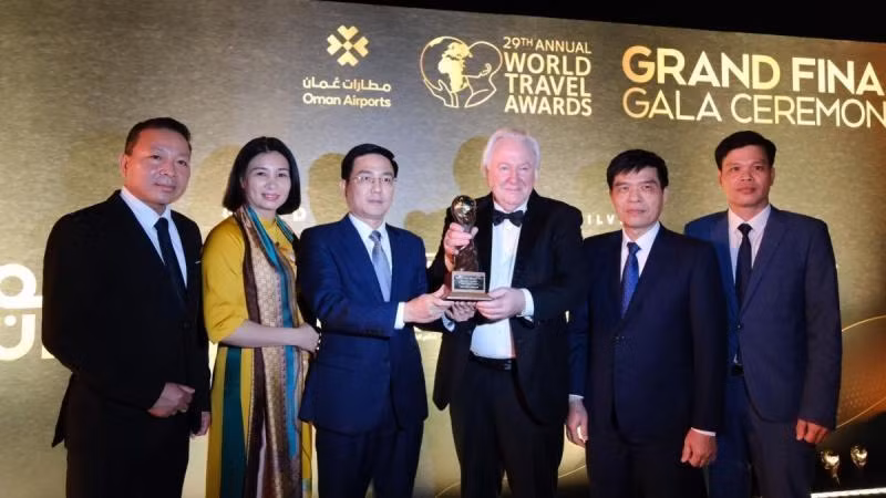 Представитель провинции Виньфук получает награду World Travel Awards. Фото: baovinhphuc.vn