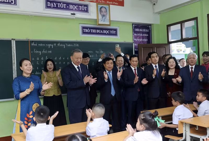 Президент То Лам посещает второй класс двуязычной школы имени Нгуен Зу. Фото: ВИА