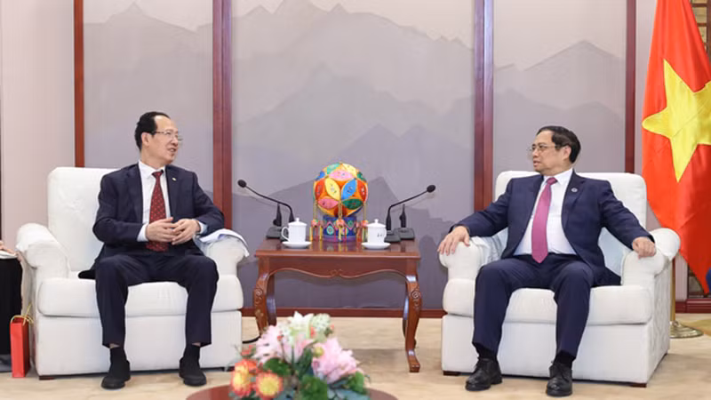 Премьер-министр Фам Минь Тьинь и руководитель корпорации Power China. Фото: VGP