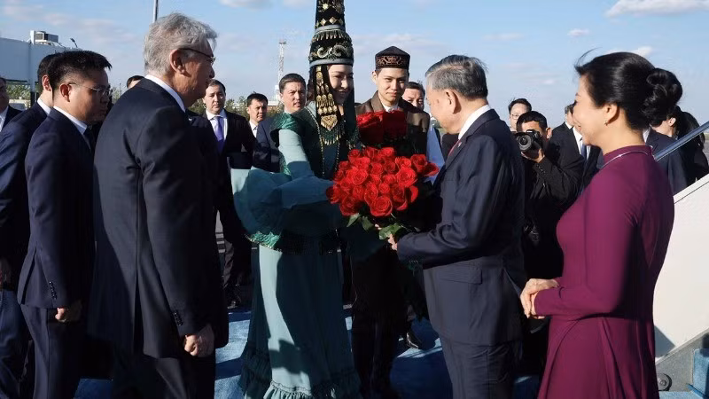Церемония встречи Генерального секретаря ЦК КПВ То Лам с супругой в аэропорту им. Нурсултана Назарбаева в Астане. Фото: ВИА