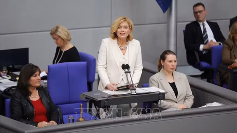 Г-жа Юлия Клёкнер (в центре) выступает после избрания Председателем Бундестага ФРГ на первом заселании Бундестага 21-го созыва в Берлине, 25 марта 2025 года. Фото: Синьхуа/ВИА