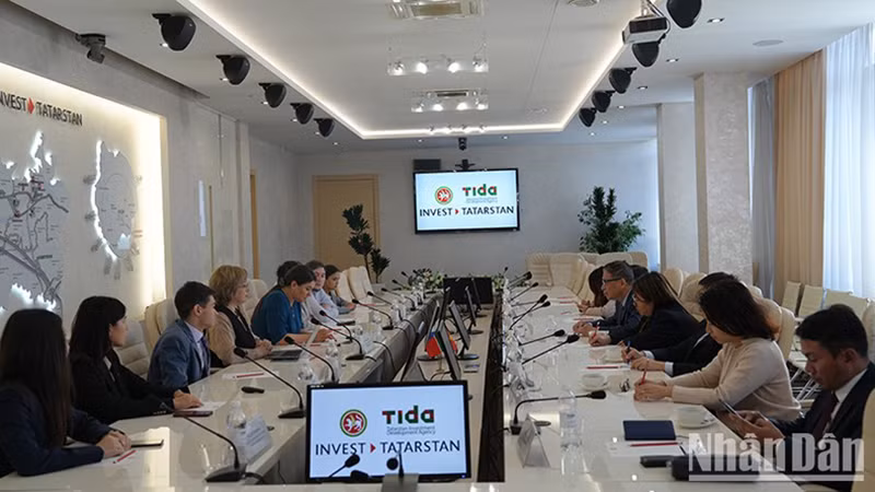 Делегация Посольства Вьетнама работает с представителями Агентства инвестиционного развития Республики Татарстан. Фото: Суан Хынг
