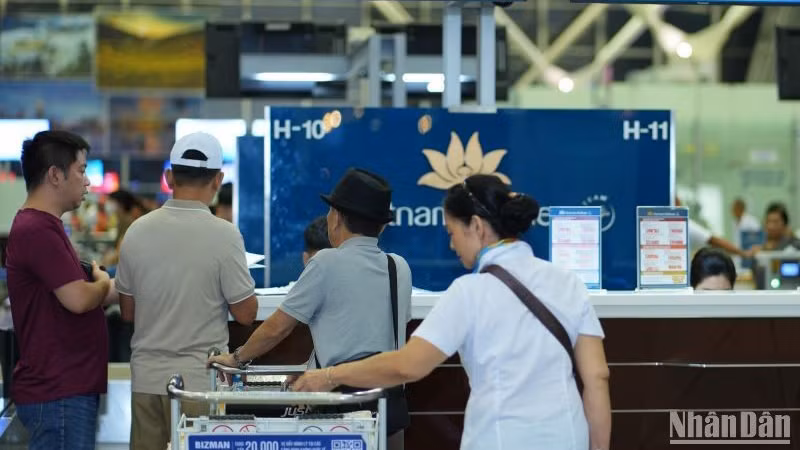 Первые пассажиры рейса авиакомпании Vietnam Airlines из Чэнду (Китай). 