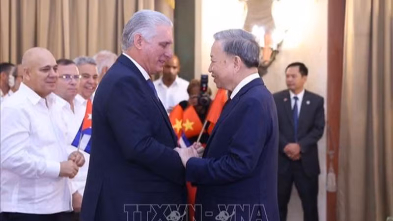 Генеральный секретарь ЦК КПВ, Президент То Лам и Первый секретарь ЦК КПК, Президент Кубы Мигель Диас-Канель Бермудес на встрече с представителями народной дружбы и молодого поколения Кубы. Фото: ВИА