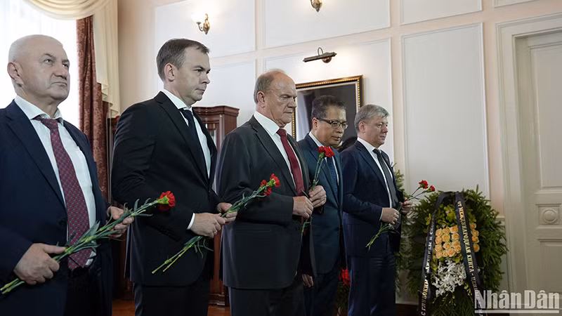 Председатель ЦК КПРФ Геннадий Зюганов, руководители КПРФ и Посол Вьетнама Данг Минь Кхой чтят память Генерального секретаря ЦК КПВ Нгуен Фу Чонга. Фото: Суан Хынг Председатель ЦК КПРФ Геннадий Зюганов, руководители КПРФ и Посол Вьетнама Данг Минь Кхой чтят память Генерального секретаря ЦК КПВ Нгуен Фу Чонга. Фото: Суан Хынг