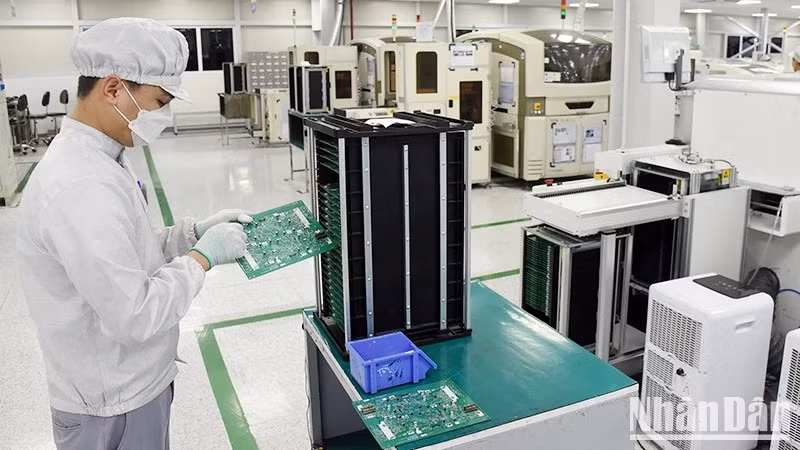 Трудящийся южнокорейского ООО «Bumjin Electronics Vina» в Куангнине. Фото: Тхань Дат