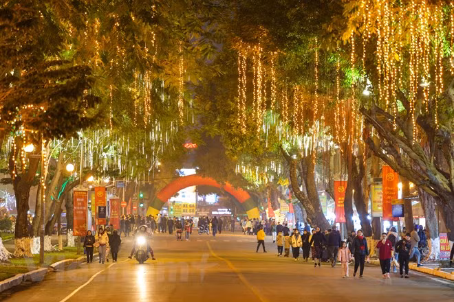 Оживленная пешеходная улица Чаннянтонг по выходным. Фото: vietnamplus.vn