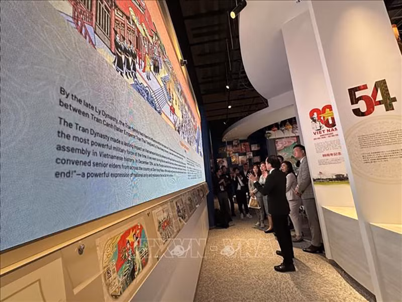 Представитель Вьетнама на ЭКСПО-2025 знакомит посетителей с 4000-летней историей и культурой Вьетнама, привлекательно представленной с помощью современных технологических платформ. Фото: ВИА Представитель Вьетнама на ЭКСПО-2025 знакомит посетителей с 4000-летней историей и культурой Вьетнама, привлекательно представленной с помощью современных технологических платформ. Фото: ВИА