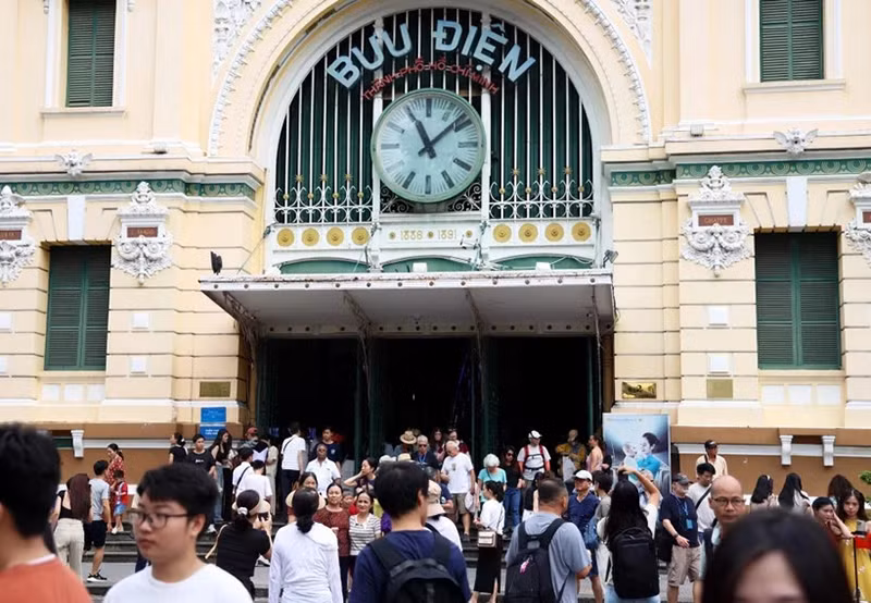 Центральный почта в г. Хошимине привлекает большое количество посетителей во время пятидневных каникул. Фото: ВИA