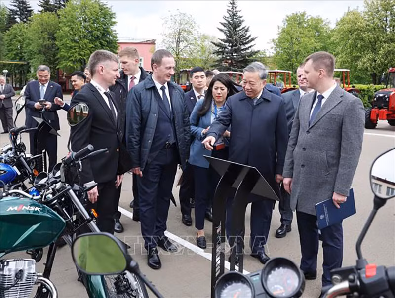 Генеральный секретарь ЦК КПВ То Лам и Премьер-министр Беларуси Александр Турчин посещают Минский тракторный завод. Фото: ВИА