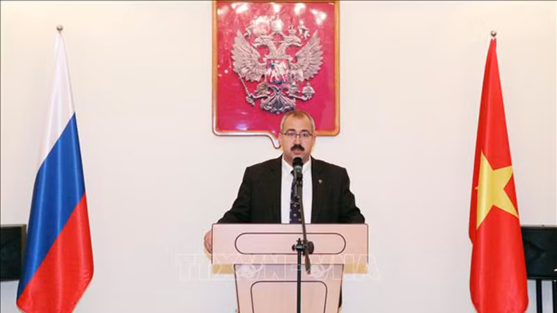 Генеральный консул России в г. Хошимине Садыков Тимур Сирожевич выступает на церемонии. Фото: ВИА Генеральный консул России в г. Хошимине Садыков Тимур Сирожевич выступает на церемонии. Фото: ВИА