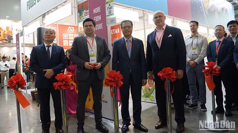 Делегаты на церемонии открытия стенда Вьетнама на Worldfood Moscow 2024 года. Фото: Суан Хынг
