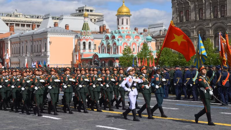 Коробка Вьетнамской народной армии проходит маршем мимо трибуны на Красной площади. Фото: РИА Новости