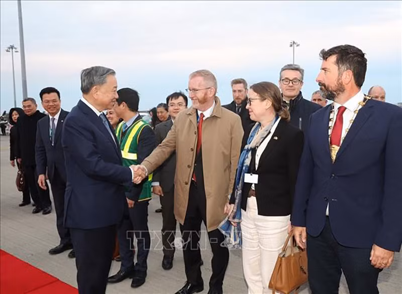 Ирландская сторона провожает Генерального секретаря ЦК КПВ, Президента Вьетнама То Лама в аэропорту. Фото: ВИА