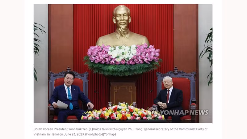 Информационное агентство Yonhap сообщает о встрече между Президентом Юн Сок Ёлем и Генеральным секретарем ЦК КПВ Нгуен Фу Чонгом 23 июня. Фото с экрана