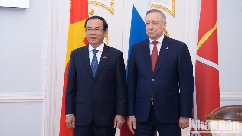 Секретарь Парткома г. Хошимина Нгуен Ван Нэн (слева) и Губернатор г. Санкт-Петербурга Александр Беглов. Фото: Тхань Тхэ