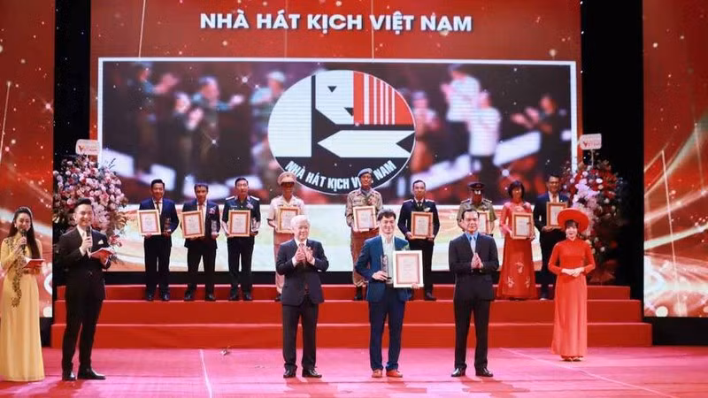 На программе чествованы 20 выдающихся коллективов и отдельных лиц. 