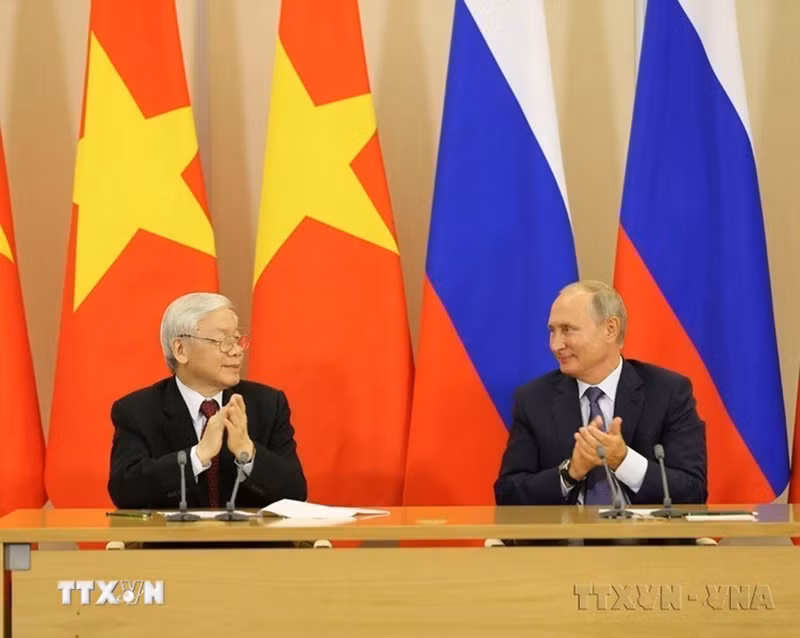 Генеральный секретарь ЦК КПВ Нгуен Фу Чонг и Президент Владимир Путин на встрече с представителями пресс-агентств после переговоров в рамках визита в Российскую Федерацию (Москва, 2018 г.). Генеральный секретарь ЦК КПВ Нгуен Фу Чонг и Президент Владимир Путин на встрече с представителями пресс-агентств после переговоров в рамках визита в Российскую Федерацию (Москва, 2018 г.).