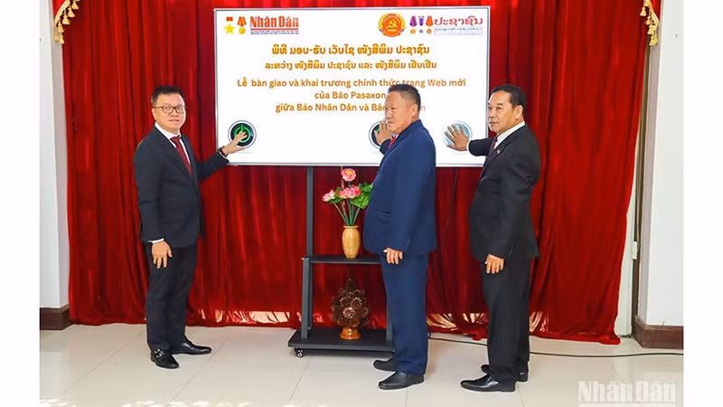 Товарищ Ле Куок Минь, руководители Пропагандистско-просветительного отдела ЦК НРПЛ и газеты «Pasaxon» нажимают кнопку в знак открытия новой системы электронной газеты «Pasaxon». Фото: Чинь Зунг