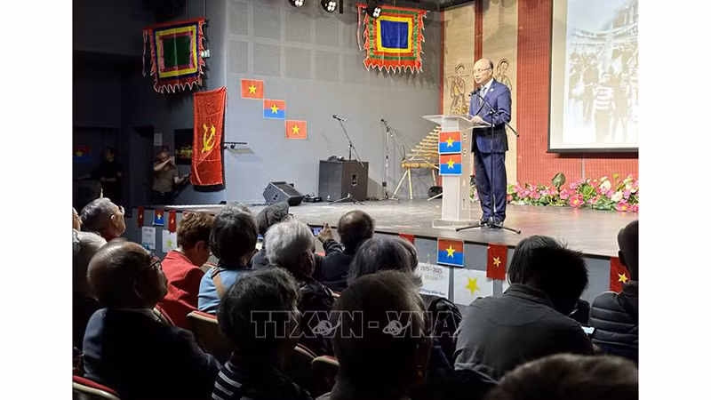 Посол Динь Тоан Тханг выступает на церемонии. Фото: ВИА
