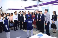 Участники выставки iTECH EXPO 2026 знакомятся с технологическими продуктами и решениями. Фото: MST