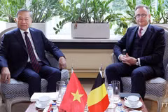 Генеральный секретарь ЦК КПВ, Президент Вьетнама То Лам и Премьер-министр Бельгии Барт Де Вевер. (Фото: ВИА)