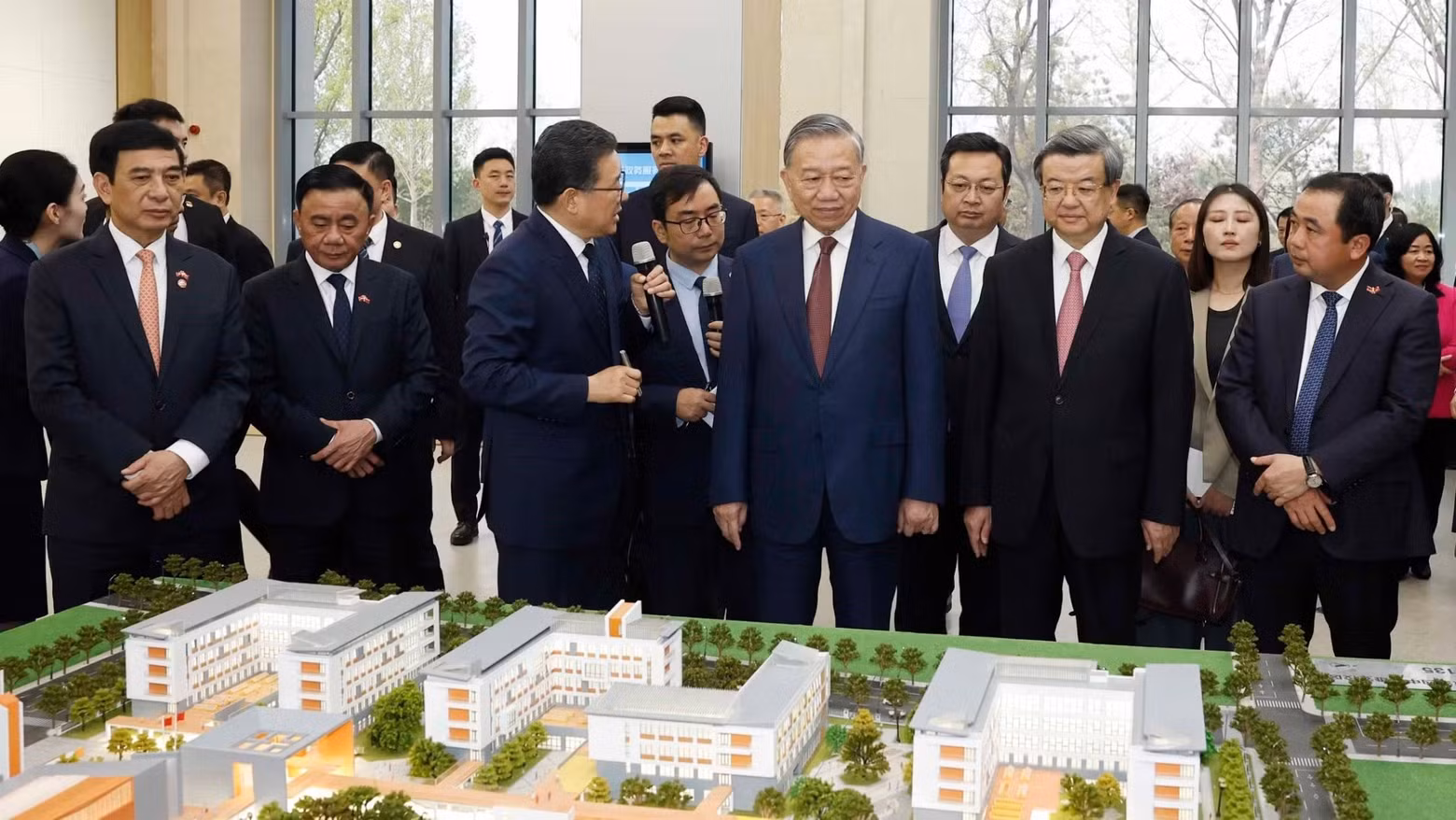vna-potal-tong-bi-thu-chu-tich-nuoc-khao-sat-tai-khu-khoi-dong-cua-thanh-pho-hung-an-trung-quoc-8700081-5564.jpg