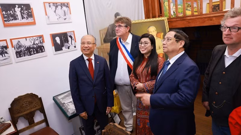 vna-potal-thu-tuong-dang-hoa-tuong-niem-chu-tich-ho-chi-minh-tai-thanh-pho-montreuil-phap-8085684.jpg