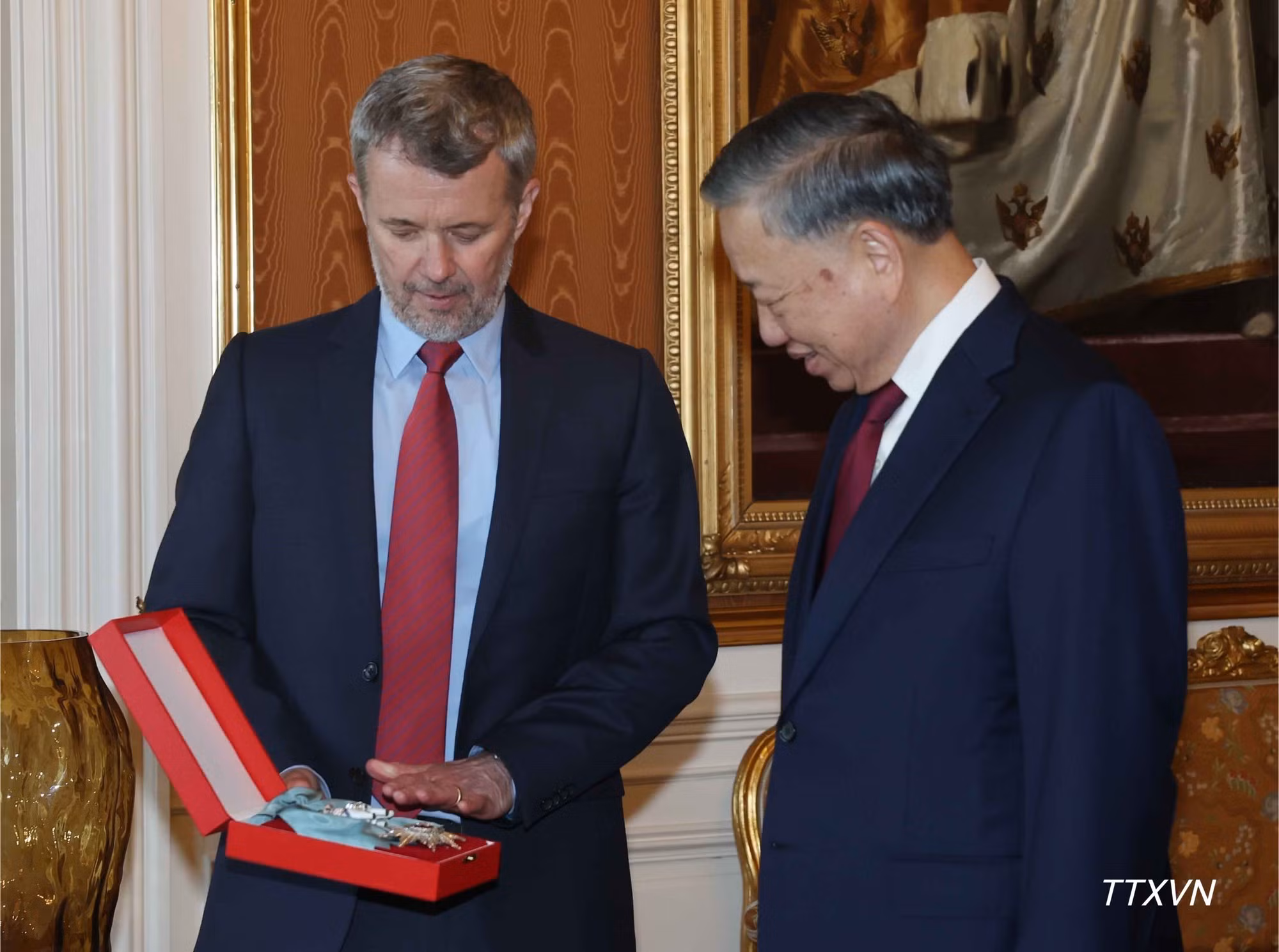 Король Фредерик X вручает Генеральному секретарю ЦК КПВ, Президенту Вьетнама То Ламу орден Слона (Order of the Elephant) – высшую награду Королевства Дания. (Фото: ВИА)