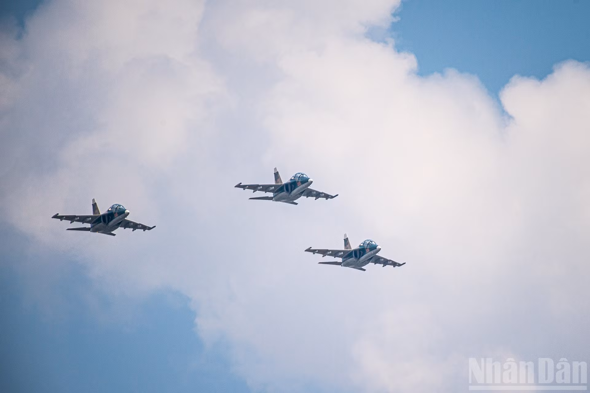 Учебно-боевые самолеты Як-130 проносятся в небе столицы.